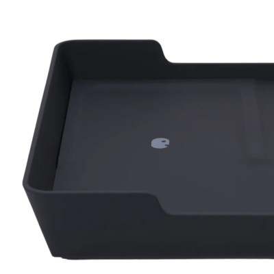 Vassoio portaoggetti con ricarica wireless e porta USB-A.