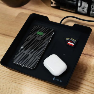 Vassoio portaoggetti con ricarica wireless e porta USB-A.