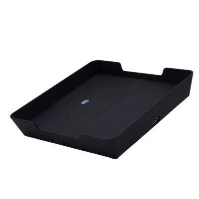Vassoio portaoggetti con ricarica wireless e porta USB-A.